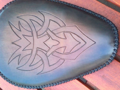MC-sadel i skinn, med tribal mønster